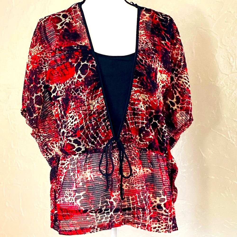 Sharagano large black/red short sleeve top